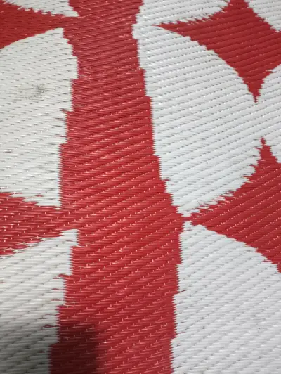 Alfombra roja con diseño geométrico - miniatura 3