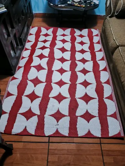 Alfombra roja con diseño geométrico - miniatura 4