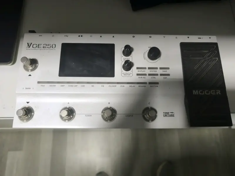 Pedalera multiefectos Mooer GE250 - 1