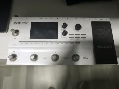 Pedalera multiefectos Mooer GE250 - miniatura 1