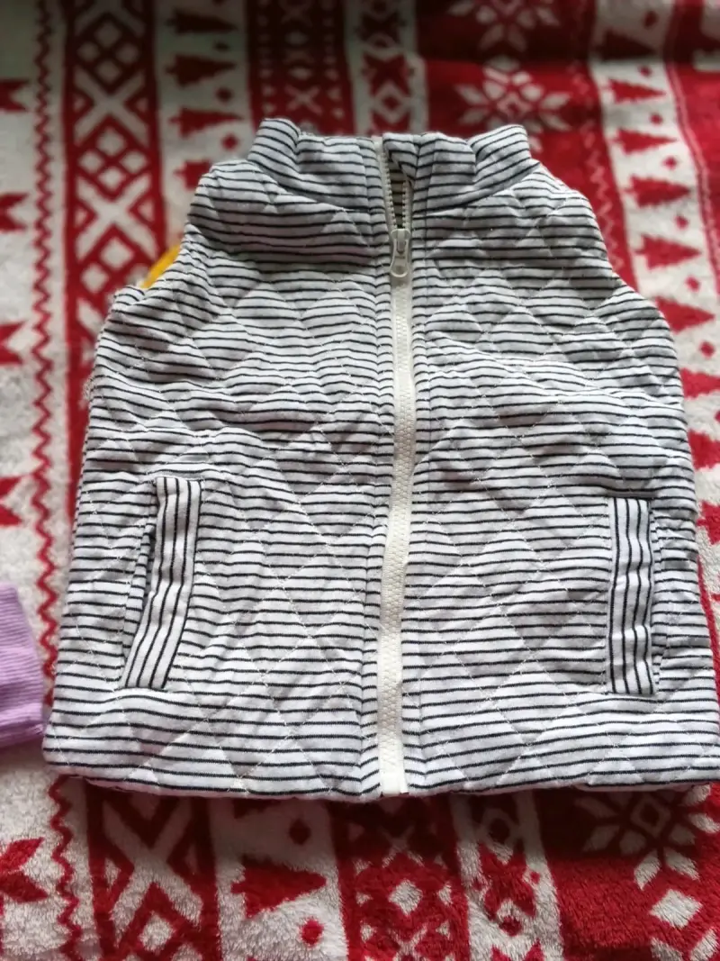 Chaleco acolchado a rayas gris