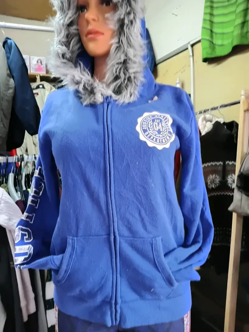 Polerón azul con capucha de pelo - 1