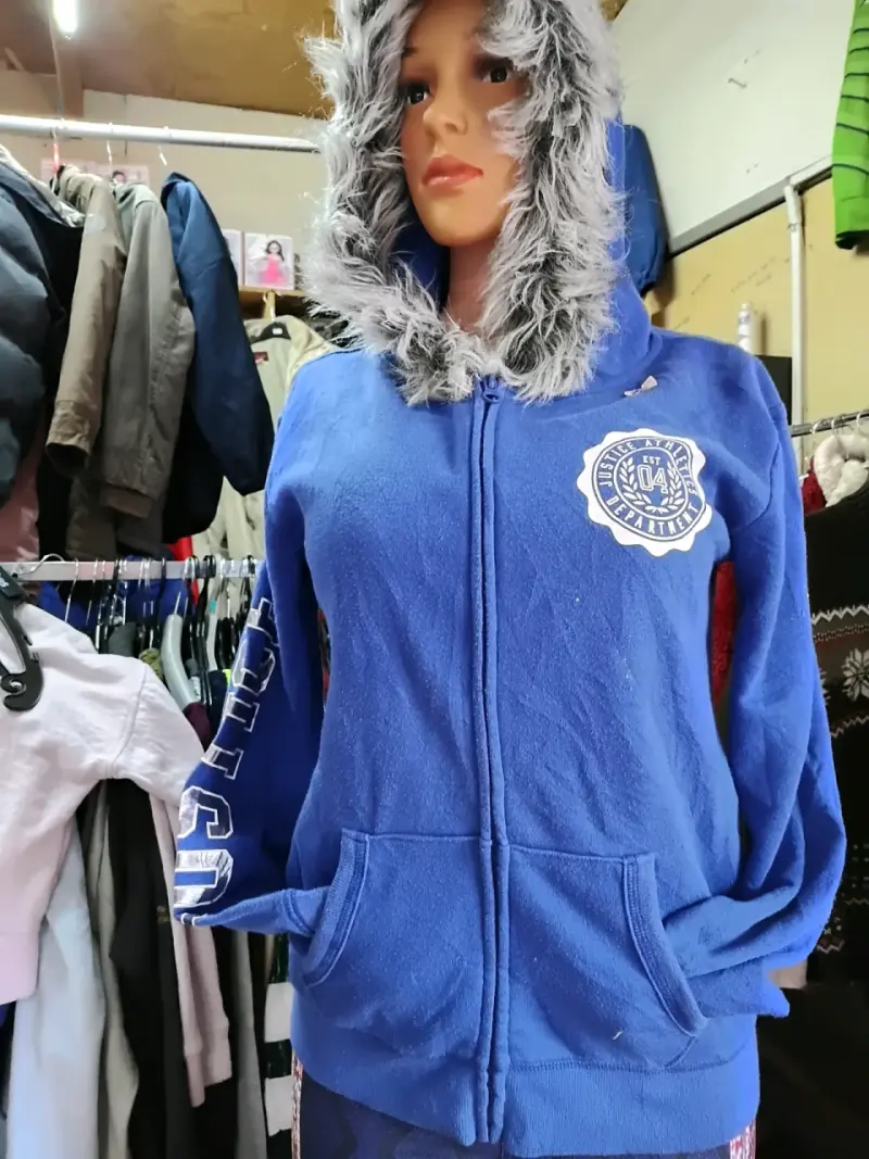 Polerón azul con capucha de pelo - 2
