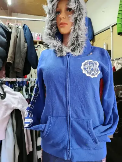 Polerón azul con capucha de pelo - miniatura 2