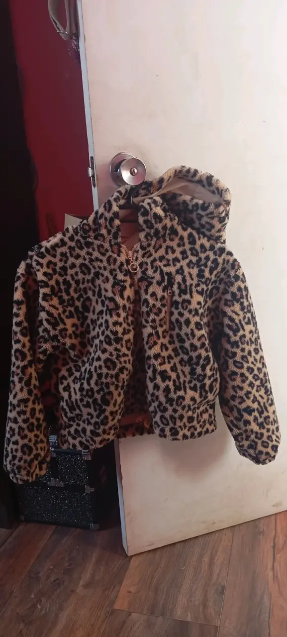 Chaqueta peluda con estampado leopardo
