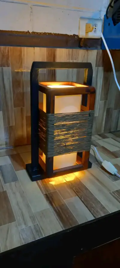 Lámpara de mesa decorativa - miniatura 1