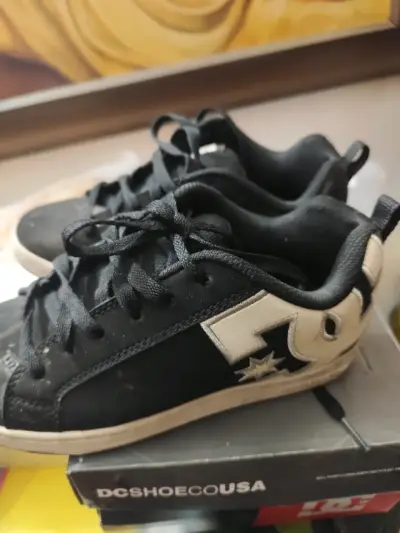 Zapatillas DC negras en caja - miniatura 2