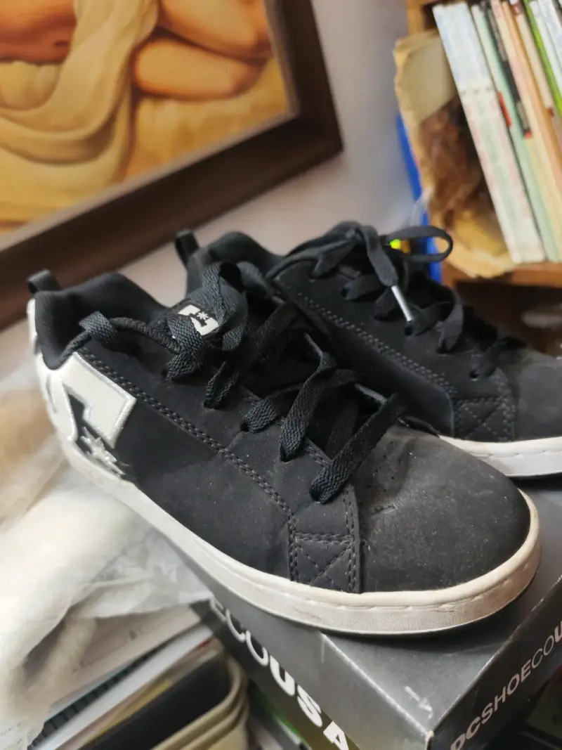 Zapatillas DC negras en caja - 3