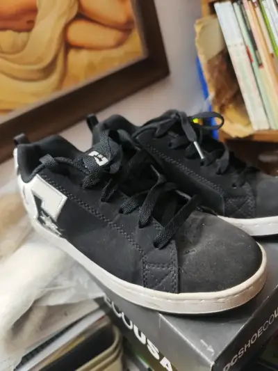 Zapatillas DC negras en caja - miniatura 3