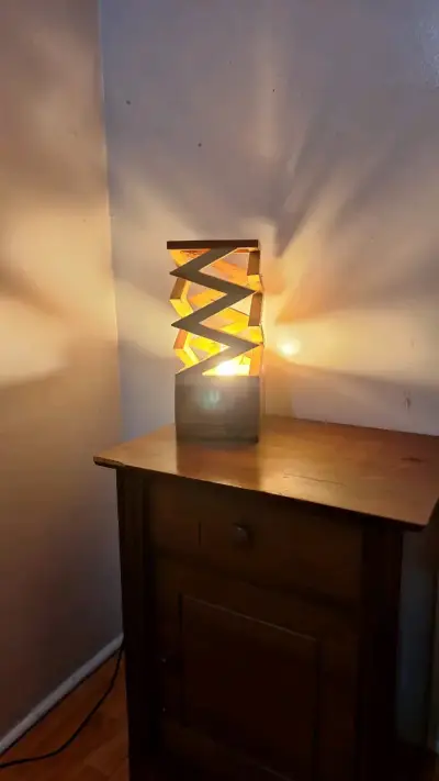 Lámpara de diseño geométrico - miniatura 1