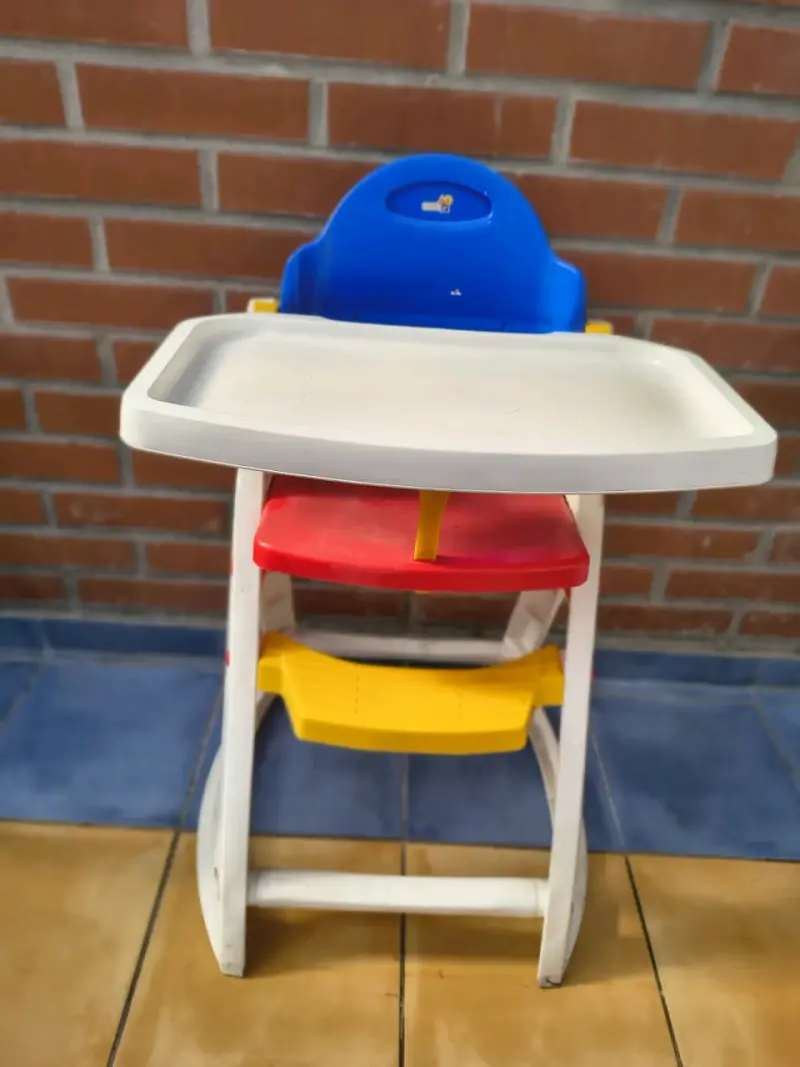 Silla de comer infantil multicolor