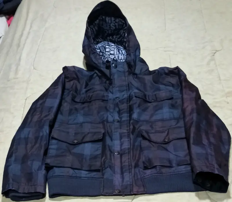 Chaqueta impermeable con capucha - 1