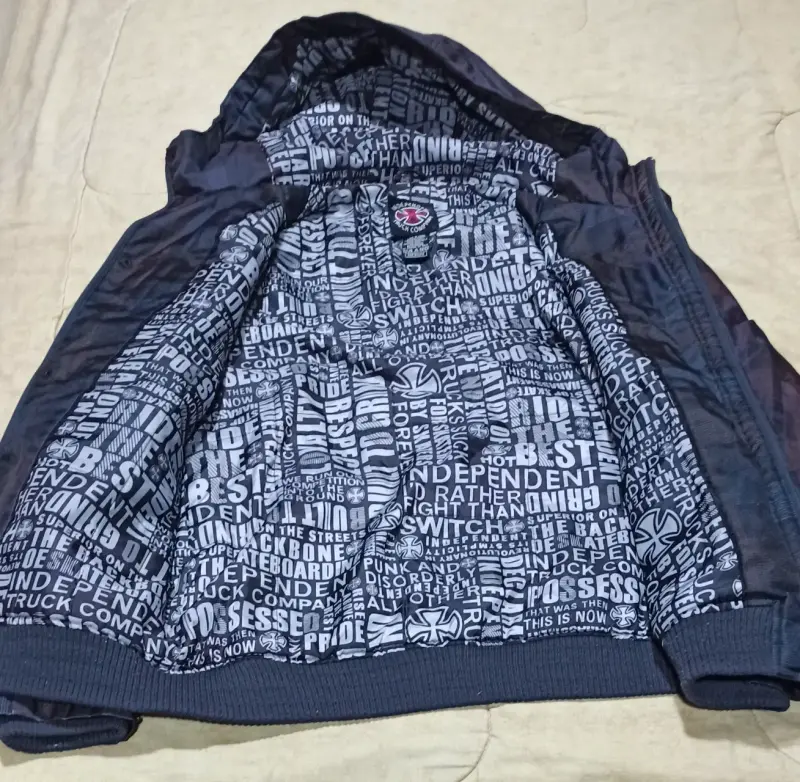Chaqueta impermeable con capucha - 2