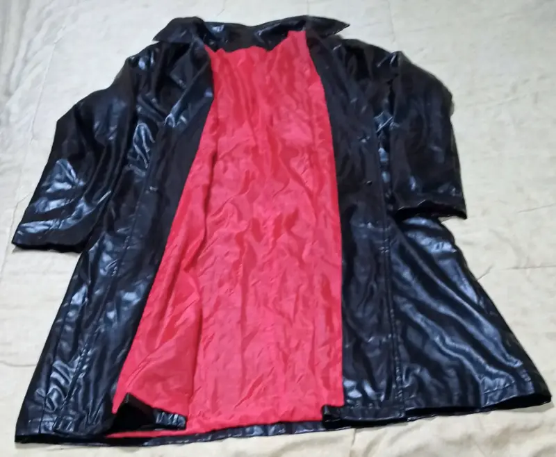 Abrigo negro con forro rojo - 2
