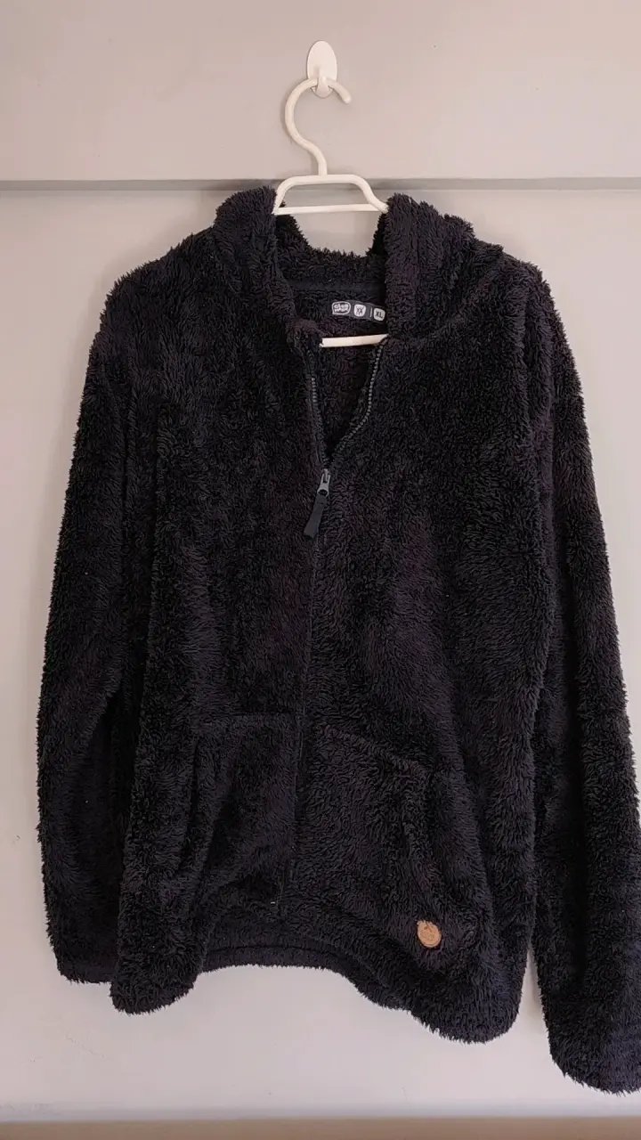 Polar negro con capucha
