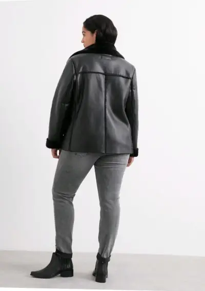 Chaqueta negra con forro de piel - miniatura 2