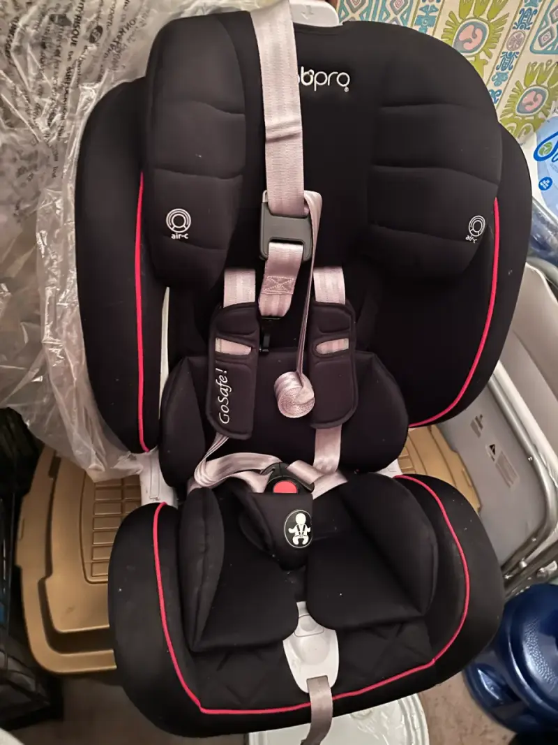 Silla de auto infantil negra - 1