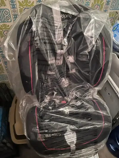 Silla de auto infantil negra - miniatura 2