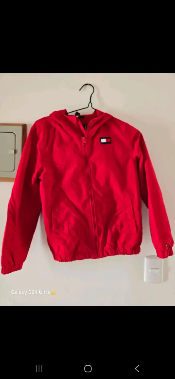 Chaqueta roja con capucha