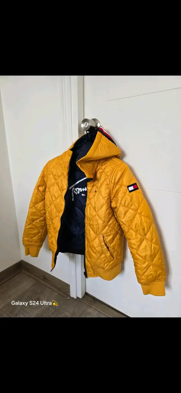 Chaqueta amarilla acolchada