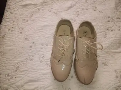Zapatos beige con plataforma - miniatura 2