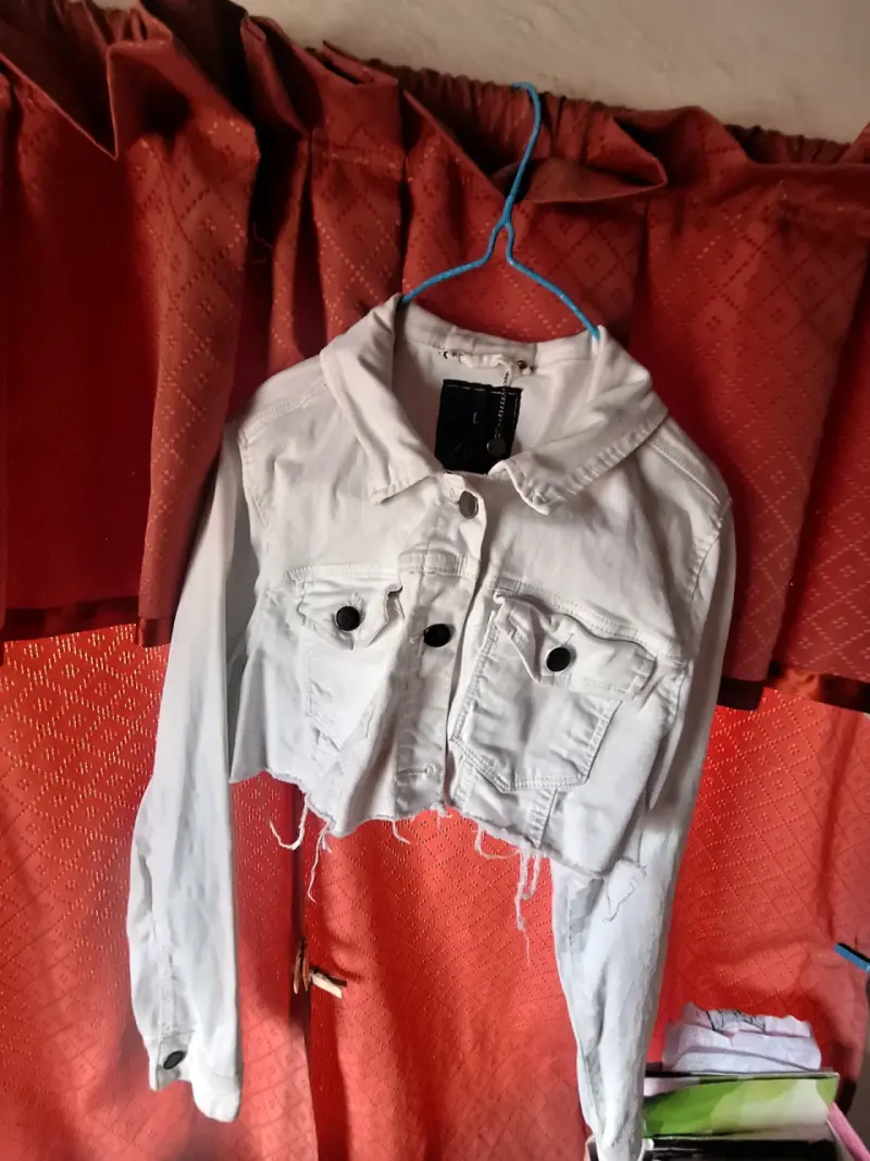 Chaqueta de jeans y peludo negro - 1