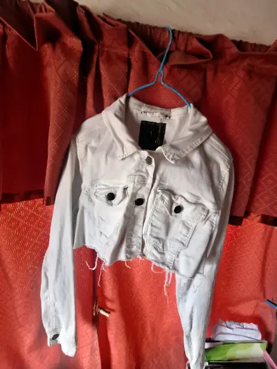 Chaqueta de jeans y peludo negro - miniatura 1