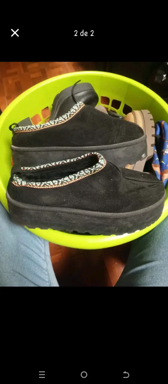 Zapatos negras con detalles coloridos