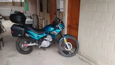 Moto de turismo azul con maletas - miniatura 2