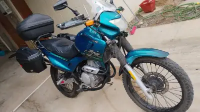 Moto de turismo azul con maletas - miniatura 4