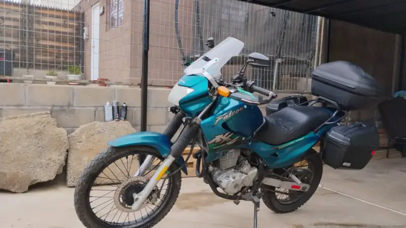 Moto de turismo azul con maletas - 5