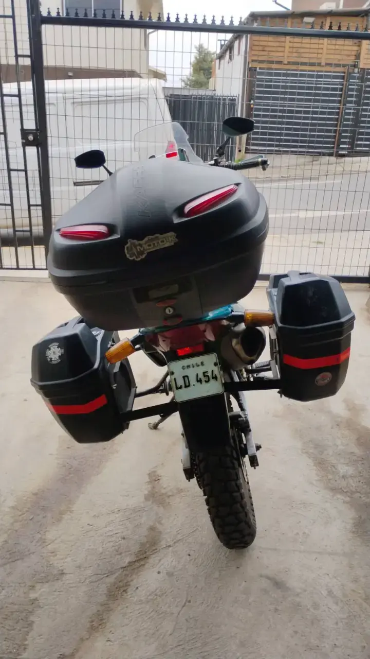 Moto de turismo azul con maletas - 6