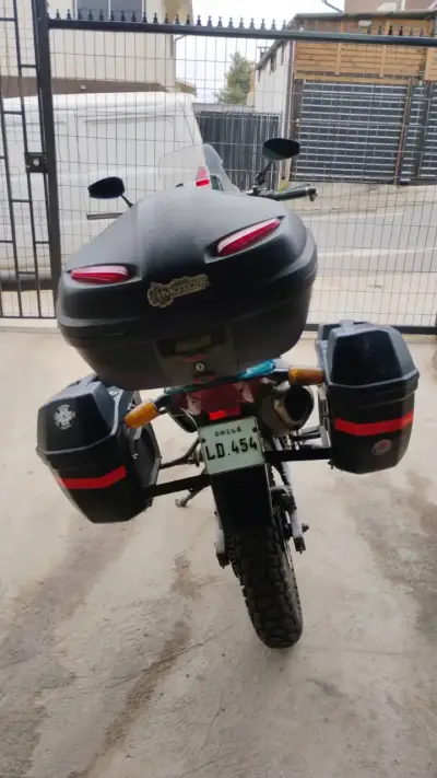 Moto de turismo azul con maletas - miniatura 6