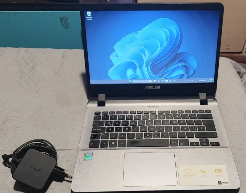 Laptop ASUS i3 7 Generación con cargador - 1