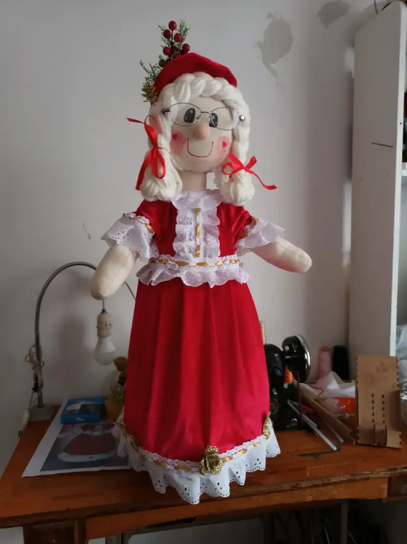 Muñeca navideña de tela - 1