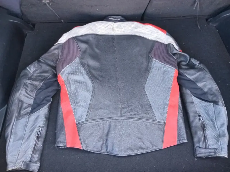 Chaqueta de moto negra y roja - 3
