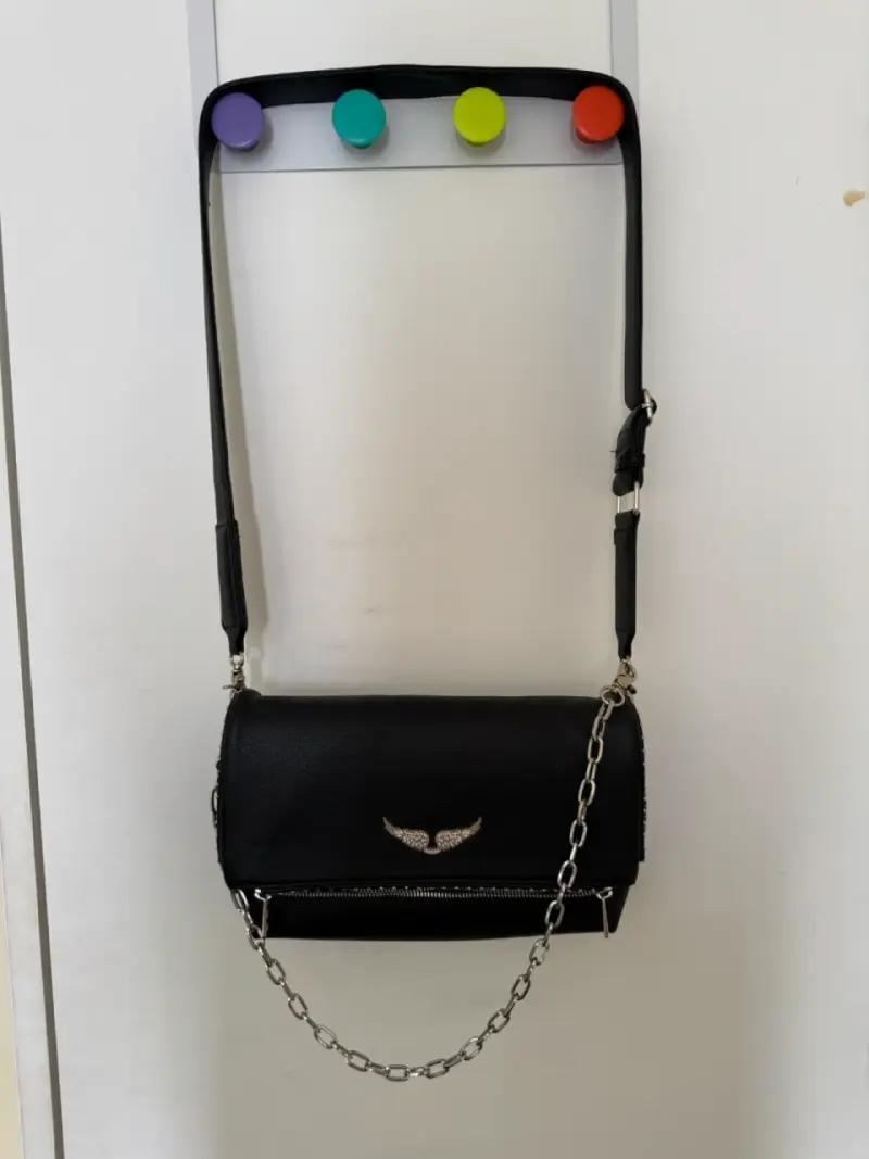 Cartera negra con cadena - 1