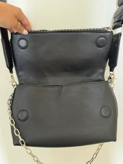 Cartera negra con cadena - miniatura 3