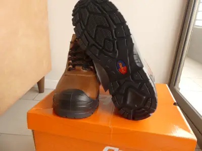 Botines marrones 40 nuevos (Bototos de seguridad) - miniatura 2