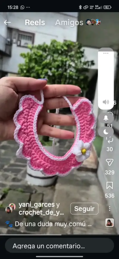 Babero tejido a crochet rosa y distintos colores - miniatura 1