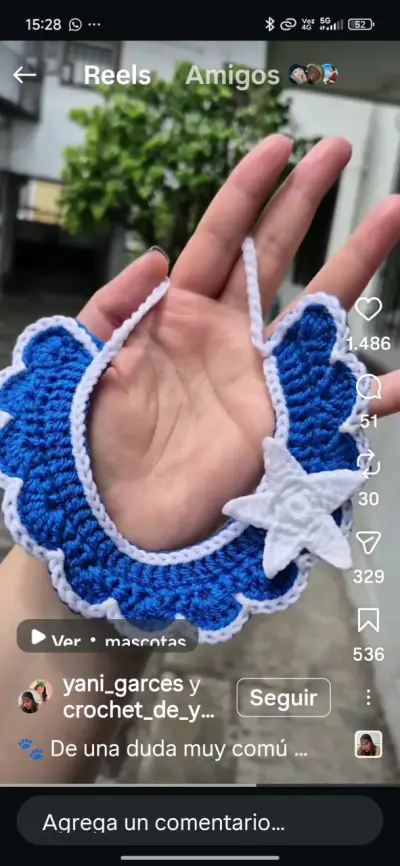 Babero tejido a crochet rosa y distintos colores - miniatura 2