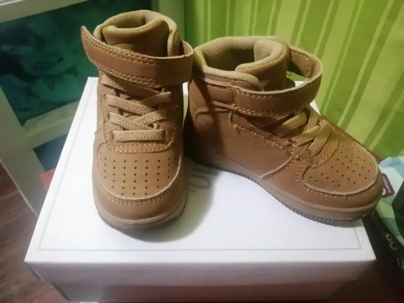 Zapatillas infantiles marrones cierre velcro