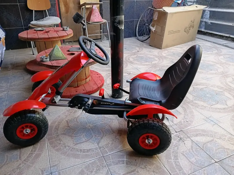 Kart a pedales rojo para niños - 2