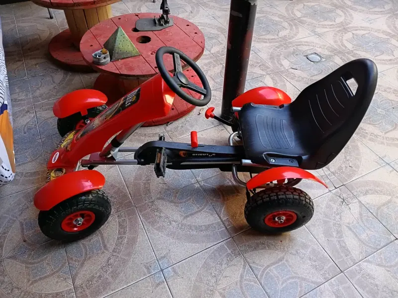 Kart a pedales rojo para niños - 3