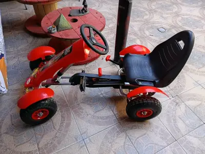 Kart a pedales rojo para niños - miniatura 3