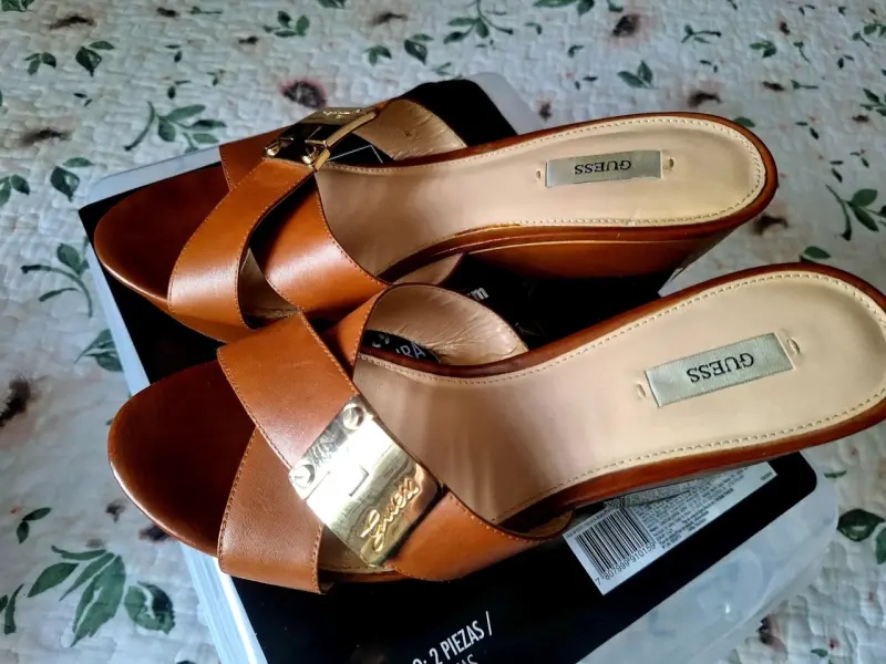 Sandalias Guess doradas - 1