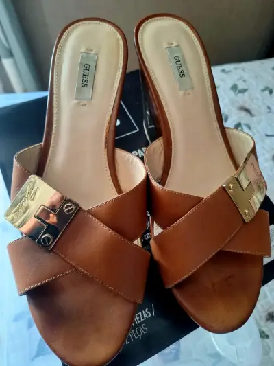 Sandalias  Guess doradas - miniatura 2