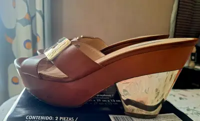 Sandalias  Guess doradas - miniatura 3