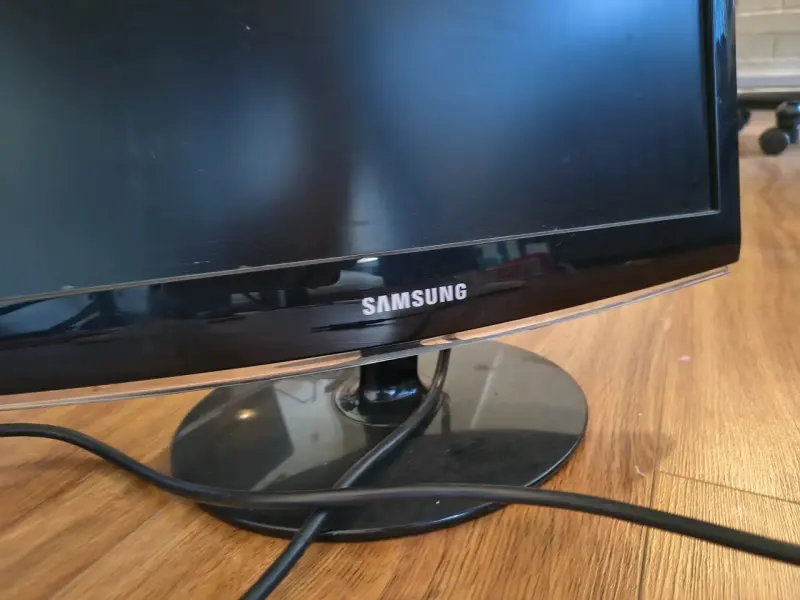 Monitor Samsung con base - 1