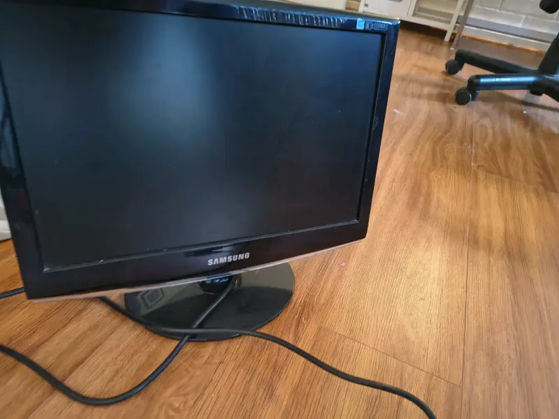 Monitor Samsung con base - 2